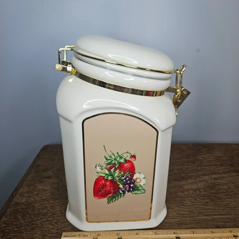 Knott's Berry Farm Ceramic Cookie Jar Berry Fruit Airtight Bale Flip Top Cream - Picture 2 of 8